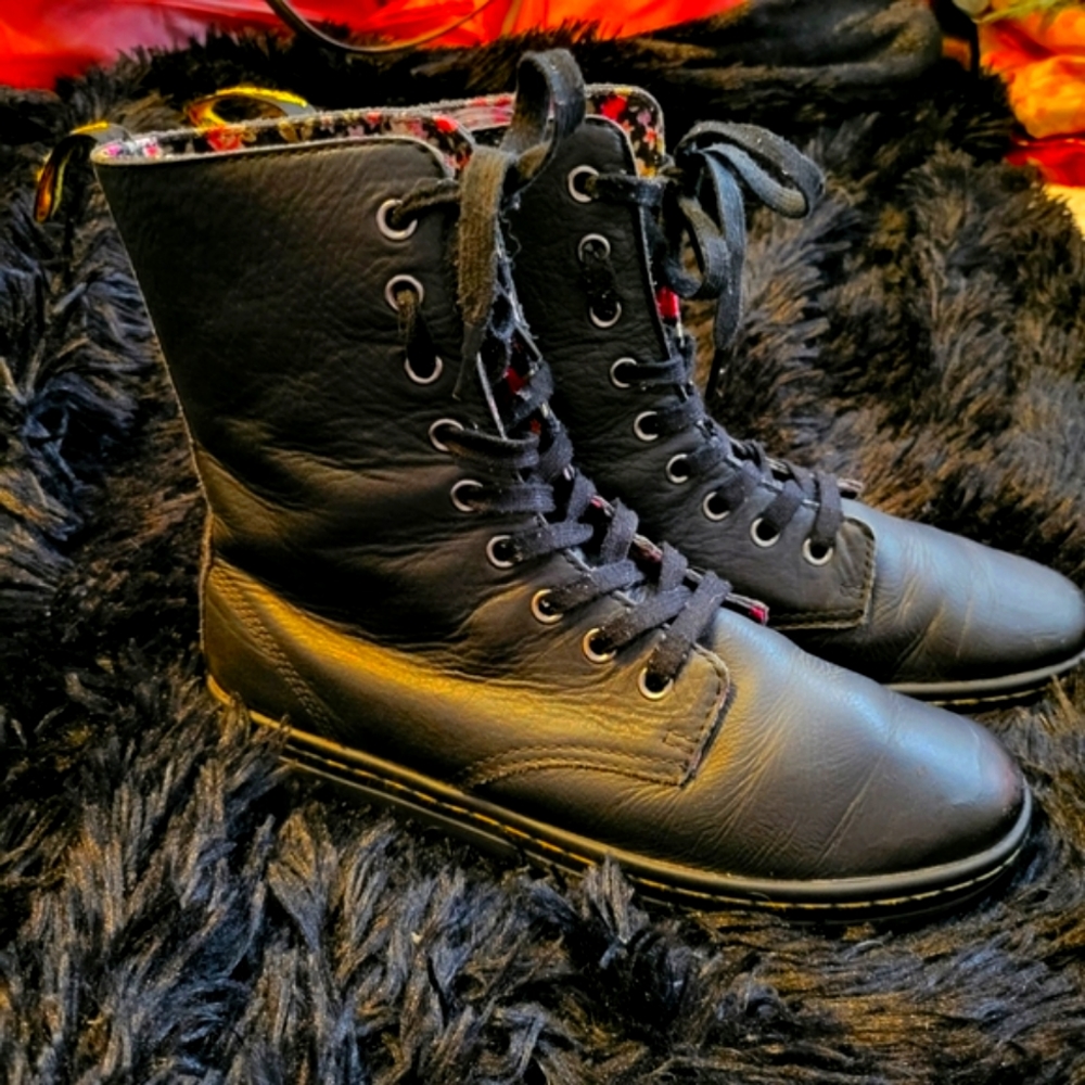 DR. MARTENS STRATFORD Used Ladies size 8